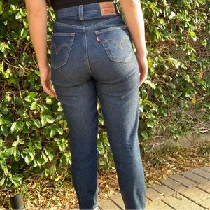 LEVIS HIGH WAISTED MOM JEAN